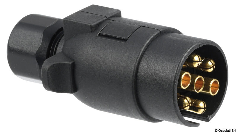 7-napainen pistoke ja pistorasia