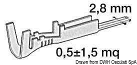 Messingistä valmistettu urosliitin