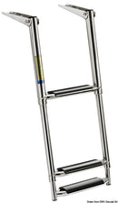 Telescopic ladder for gangplank fitted with large steps.