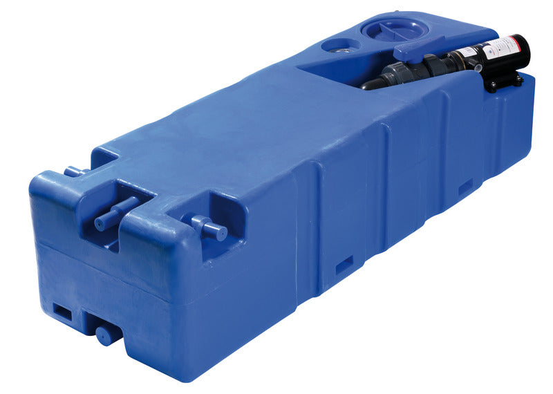 Musta vesisäiliö vaakasuoralla silppuri- ja letkuliittimillä